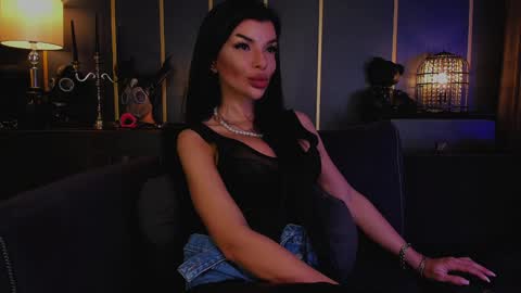 Elenia online show from 01.05.25