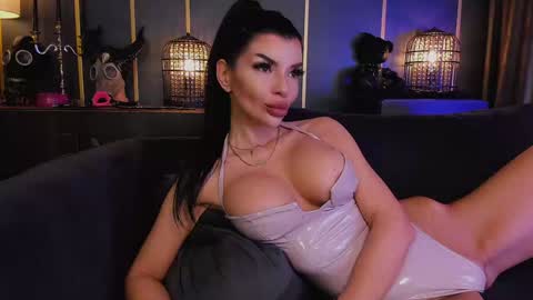 Elenia online show from 01.30.25