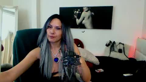 Snapshot of mistressevelyn_ chatting on 12.04.24 MistressEvelyn online show from 12.04.24