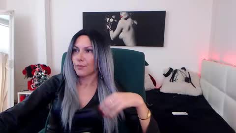 Snapshot of mistressevelyn_ chatting on 12.10.24 MistressEvelyn online show from 12.10.24