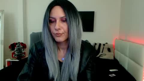 Snapshot of mistressevelyn_ chatting on 01.06.25 MistressEvelyn online show from 01.06.25