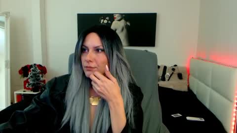 Snapshot of mistressevelyn_ chatting on 01.08.25 MistressEvelyn online show from 01.08.25