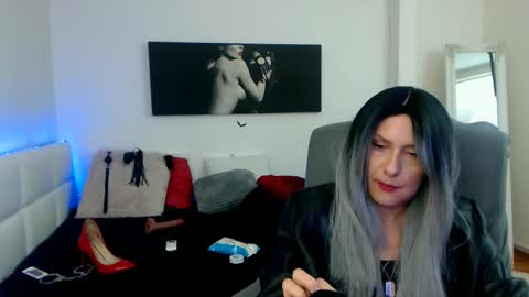 Snapshot of mistressevelyn_ chatting on 01.12.25 MistressEvelyn online show from 01.12.25