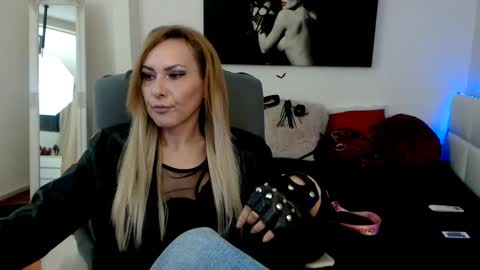 Snapshot of mistressevelyn_ chatting on 01.14.25 MistressEvelyn online show from 01.14.25