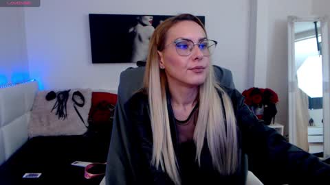 Snapshot of mistressevelyn_ chatting on 01.14.25 MistressEvelyn online show from 01.14.25