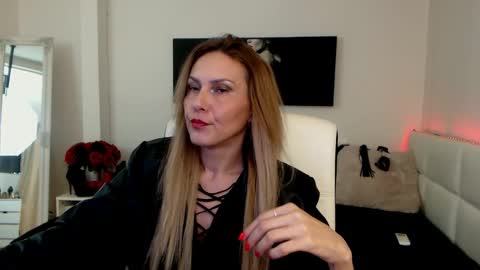 Snapshot of mistressevelyn_ chatting on 01.18.25 MistressEvelyn online show from 01.18.25