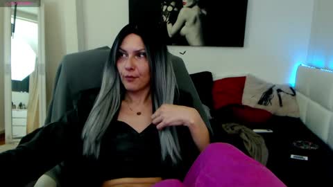 Snapshot of mistressevelyn_ chatting on 01.28.25 MistressEvelyn online show from 01.28.25