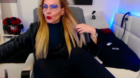 Snapshot of mistressevelyn_ chatting on 02.13.25 MistressEvelyn online show from 02.13.25