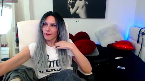 Snapshot of mistressevelyn_ chatting on 02.20.25 MistressEvelyn online show from 02.20.25