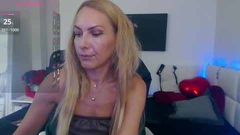 Snapshot of mistressevelyn_ chatting on 09.13.25 MistressEvelyn online show from 09.13.25