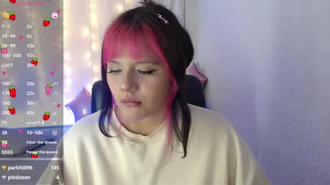 Snapshot of mixie_cute chatting on 12.14.24 mixie_cute online show from 12.14.24