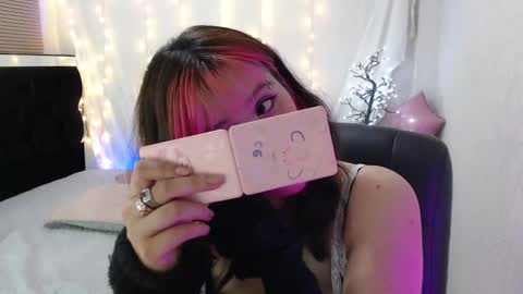 Snapshot of mixie_cute chatting on 12.17.24 mixie_cute online show from 12.17.24