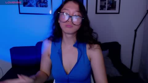 Snapshot of moana_blu chatting on 01.10.25 moana online show from 01.10.25