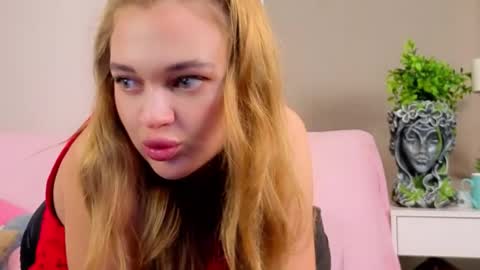 Snapshot of moirawenzinger chatting on 09.18.25 Kylie online show from 09.18.25