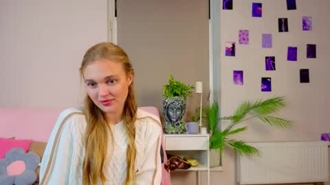 Snapshot of moirawenzinger chatting on 09.21.25 Kylie online show from 09.21.25