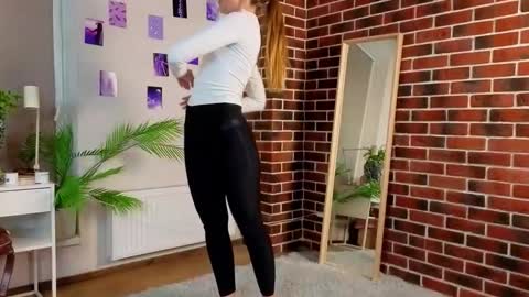 Snapshot of moirawenzinger chatting on 09.22.25 Kylie online show from 09.22.25