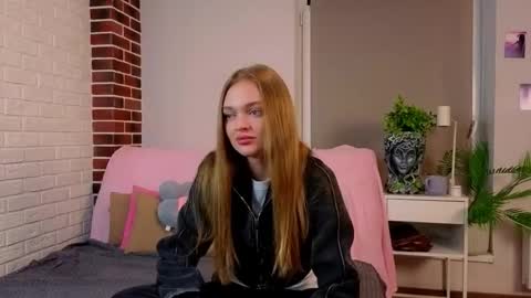 Snapshot of moirawenzinger chatting on 09.23.25 Kylie online show from 09.23.25