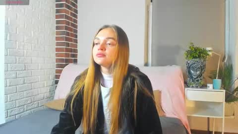 Snapshot of moirawenzinger chatting on 09.28.25 Kylie online show from 09.28.25