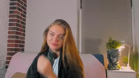 Snapshot of moirawenzinger chatting on 09.29.25 Kylie online show from 09.29.25