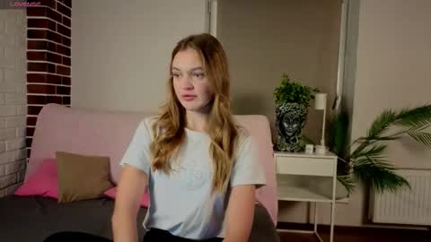 Snapshot of moirawenzinger chatting on 10.26.25 Kylie online show from 10.26.25