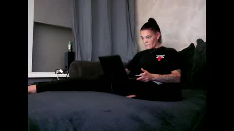 Snapshot of mokkeltje9 chatting on 09.24.25 KinkyCoupleNL online show from 09.24.25