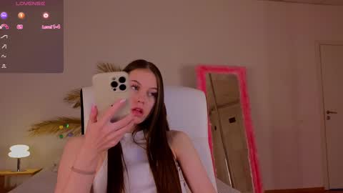 Snapshot of mol1y_kitten chatting on 02.26.25 Molly online show from 02.26.25