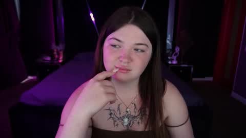 Snapshot of molinmoon chatting on 09.25.25 Rosa online show from 09.25.25