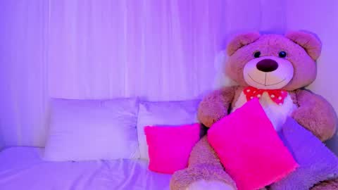 Snapshot of moll1e_ chatting on 11.03.25 M o L l i E  online show from 11.03.25