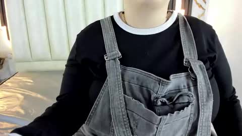 Snapshot of molliebue1 chatting on 09.19.25 Hey Guys  Im Mollie online show from 09.19.25