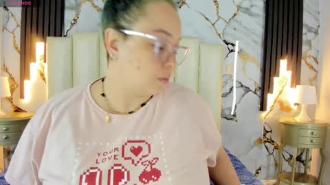 Snapshot of molliebue1 chatting on 09.27.25 Hey Guys  Im Mollie online show from 09.27.25