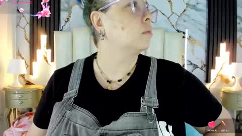 Snapshot of molliebue1 chatting on 10.08.25 Hey Guys  Im Mollie online show from 10.08.25