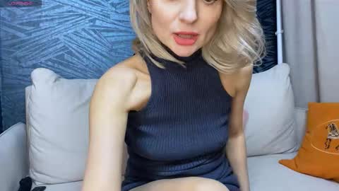 Snapshot of molly_beauti chatting on 02.14.26 Molly online show from 02.14.26