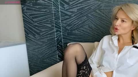 Snapshot of molly_beauti chatting on 02.28.26 Molly online show from 02.28.26