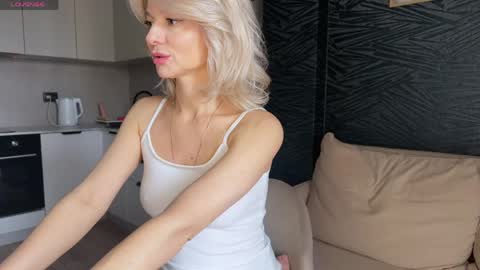 Snapshot of molly_beauti chatting on 04.11.26 Molly online show from 04.11.26