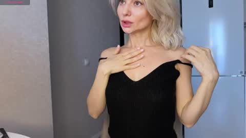 Snapshot of molly_beauti chatting on 04.30.26 Molly online show from 04.30.26