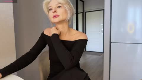 Snapshot of molly_beauti chatting on 05.19.26 Molly online show from 05.19.26