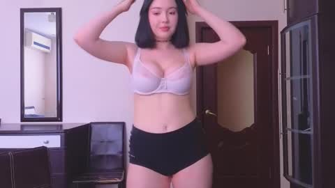 molly_millerr online show from 02.28.25