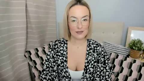 MollyCrazy online show from 11.13.25