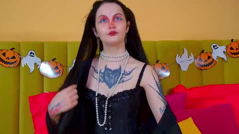 Snapshot of mollymillsen chatting on 10.29.25 Molly online show from 10.29.25