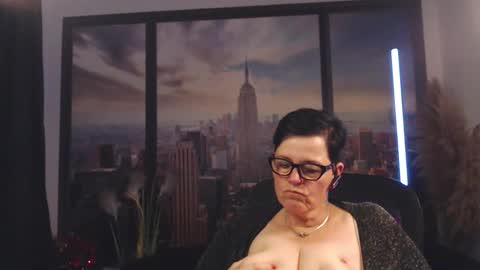 Snapshot of mollysun chatting on 09.17.25 MollySun Nina Randmann online show from 09.17.25