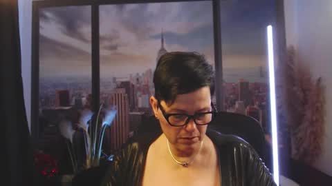 Snapshot of mollysun chatting on 09.22.25 MollySun Nina Randmann online show from 09.22.25