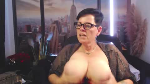 Snapshot of mollysun chatting on 10.01.25 MollySun Nina Randmann online show from 10.01.25