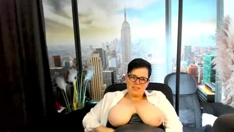 Snapshot of mollysun chatting on 10.28.25 MollySun Nina Randmann online show from 10.28.25