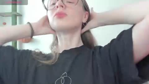 Snapshot of mollytucker chatting on 07.17.26 mollytucker online show from 07.17.26
