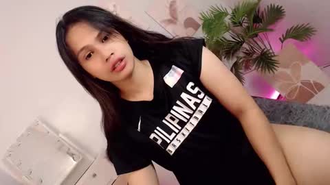 Snapshot of momi_khem019 chatting on 09.20.25 MOMIKHEM online show from 09.20.25