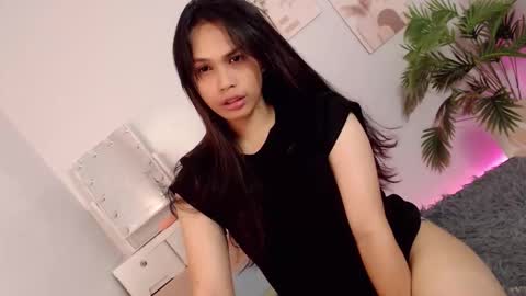 Snapshot of momi_khem019 chatting on 09.24.25 MOMIKHEM online show from 09.24.25