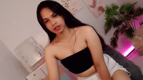 Snapshot of momi_khem019 chatting on 09.25.25 MOMIKHEM online show from 09.25.25