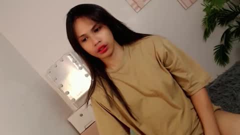 Snapshot of momi_khem019 chatting on 10.04.25 MOMIKHEM online show from 10.04.25