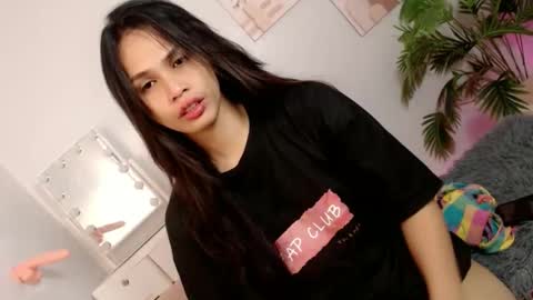 Snapshot of momi_khem019 chatting on 10.05.25 MOMIKHEM online show from 10.05.25