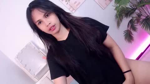 Snapshot of momi_khem019 chatting on 10.08.25 MOMIKHEM online show from 10.08.25